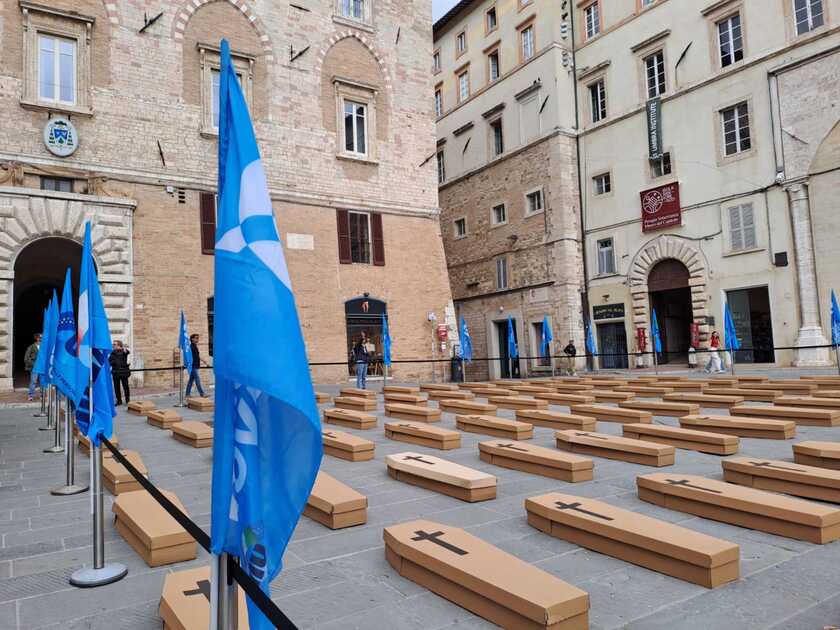 Perugia, 110 bare in piazza IV novembre: ''Basta morti sul lavoro''