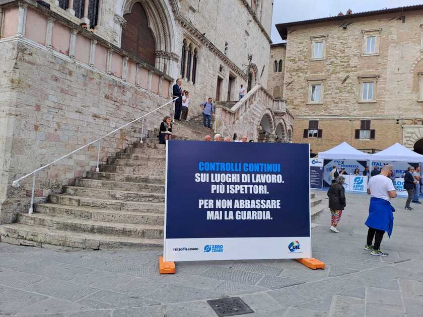 Perugia, 110 bare in piazza IV novembre: ''Basta morti sul lavoro''