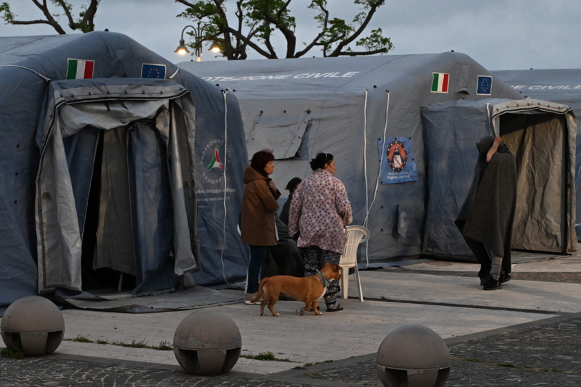 Campi Flegrei: notte in strada, in tanti rientrano a casa