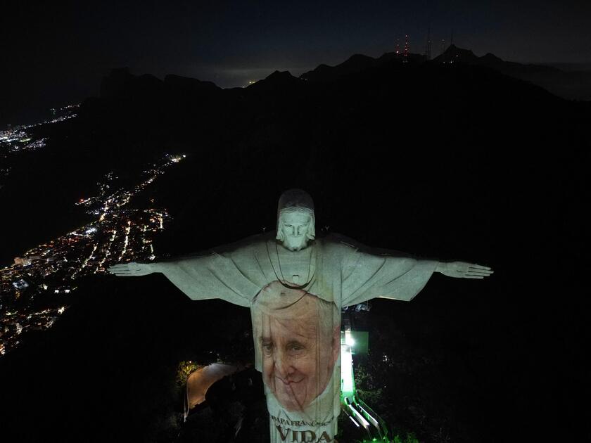 Esce la biografia del papa, a Rio Cristo Redentore illuminato con il volto di Francesco