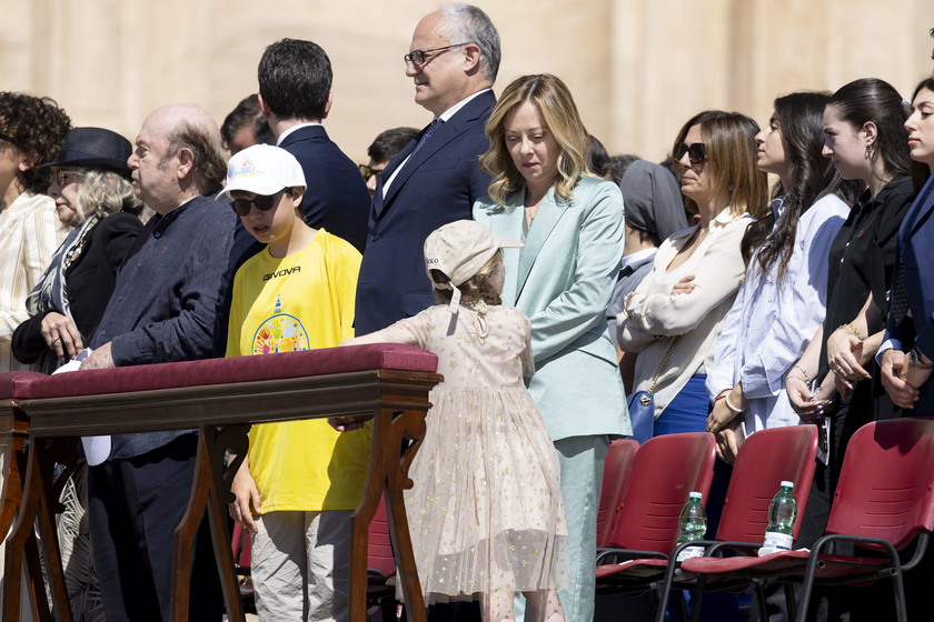 Papa a S.Pietro per la messa dei bambini, presente premier Meloni