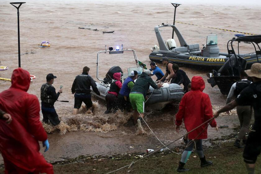 Brasile: il bilancio delle inondazioni supera i 100 morti