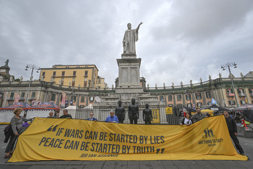 Assange: da Napoli a Roma l'opera di Dorminio 'Anything to say?'