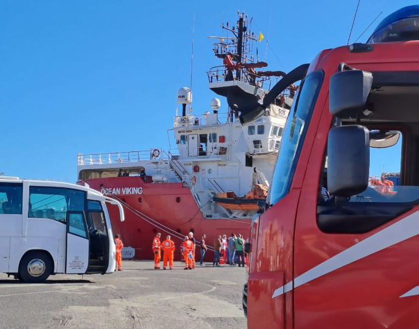 Ocean Viking approdata ad Ancona con 67 naufraghi