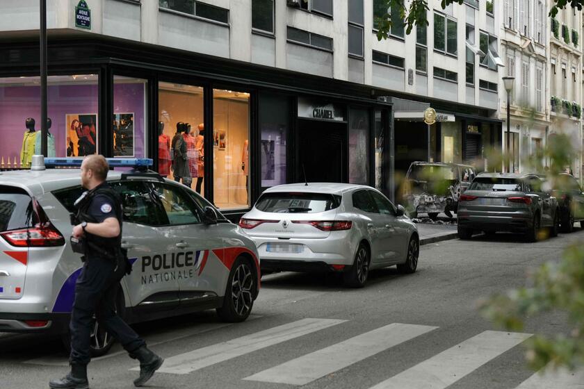 A Parigi svaligiata la boutique Chanel sugli Champs-Elysées