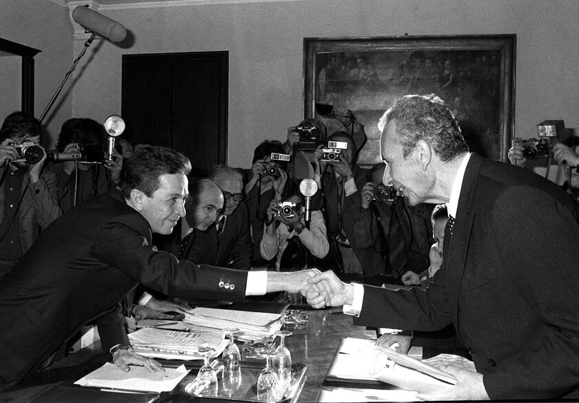 Il 20 maggio 1977 a Roma il segretario del Pci Enrico Berlinguer stringe la mano ad Aldo Moro