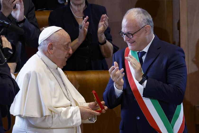 Il Papa, Roma sia al servizio degli ultimi