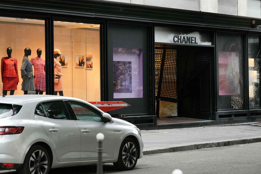 A Parigi svaligiata la boutique Chanel sugli Champs-Elysées