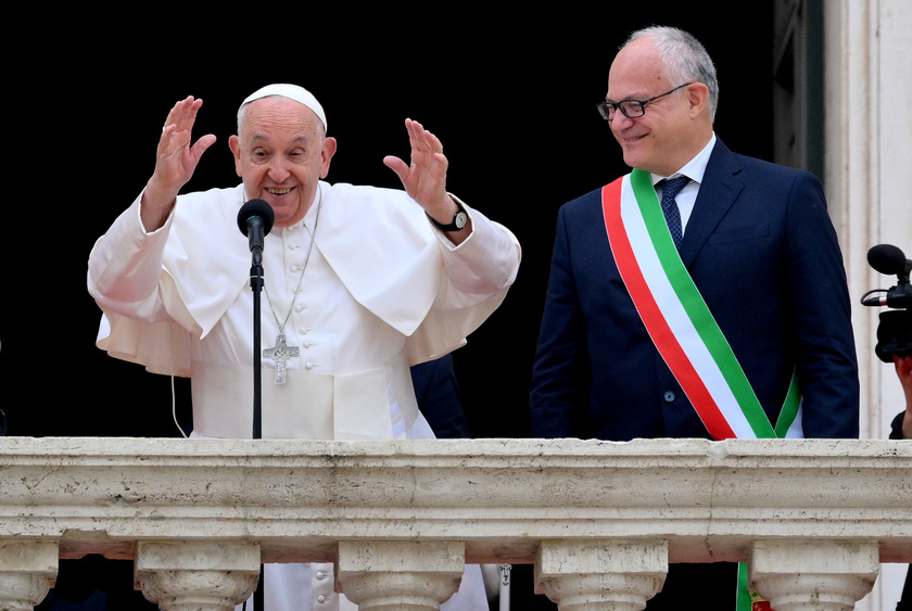 Il Papa lascia il Campidoglio, 'arrivederci al Giubileo'