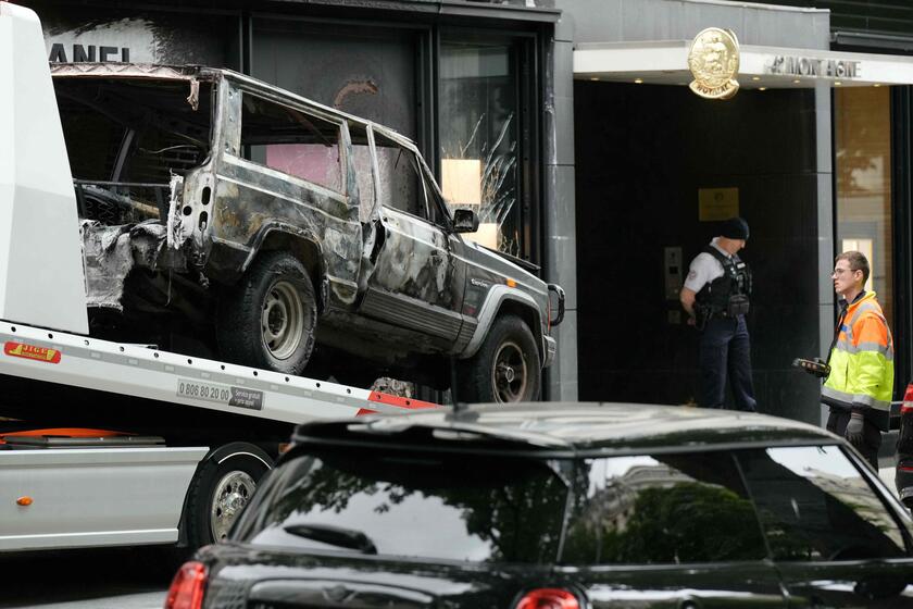 A Parigi svaligiata la boutique Chanel sugli Champs-Elysées