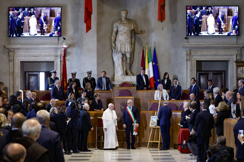 Il Papa, Roma sia al servizio degli ultimi