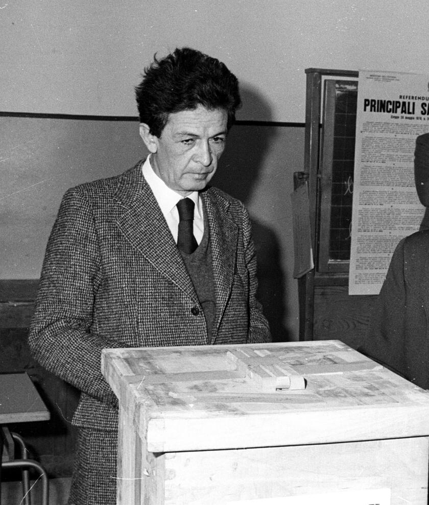 Berlinguer il 12 maggio 1974 al voto per il referendum sul divorzio