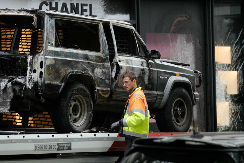 A Parigi svaligiata la boutique Chanel sugli Champs-Elysées