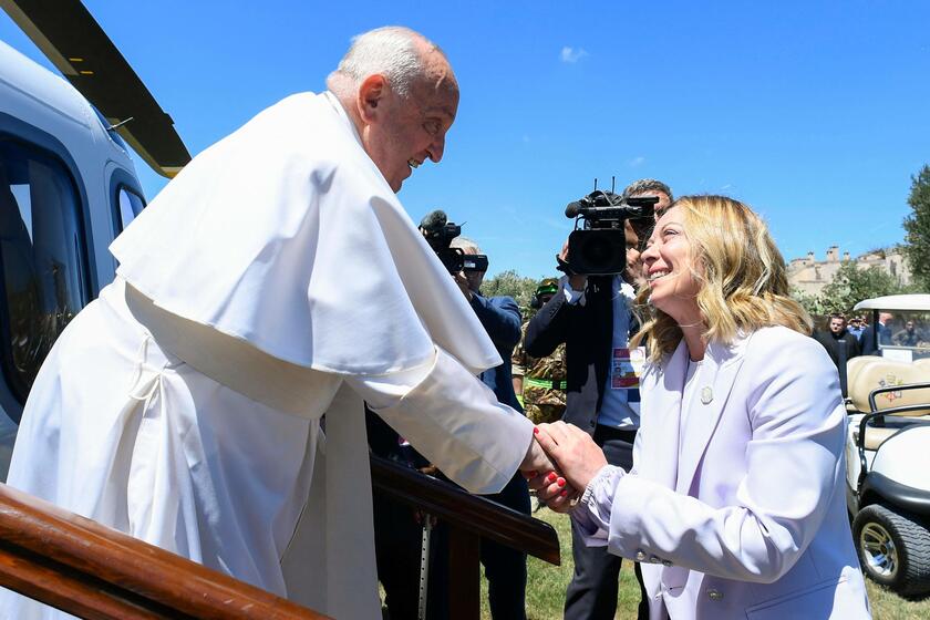 ++ Il Papa arrivato al G7, accolto da Meloni ++