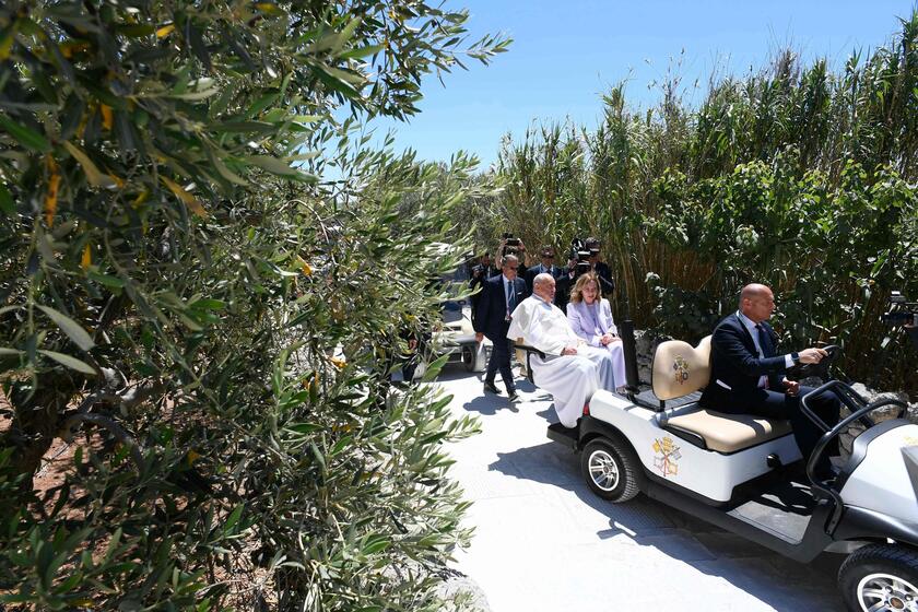 Il Papa arrivato al G7, accolto da Meloni