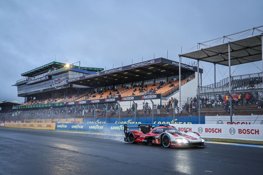 24Ore Le Mans: auto fuori pista e Valentino Rossi si ritira