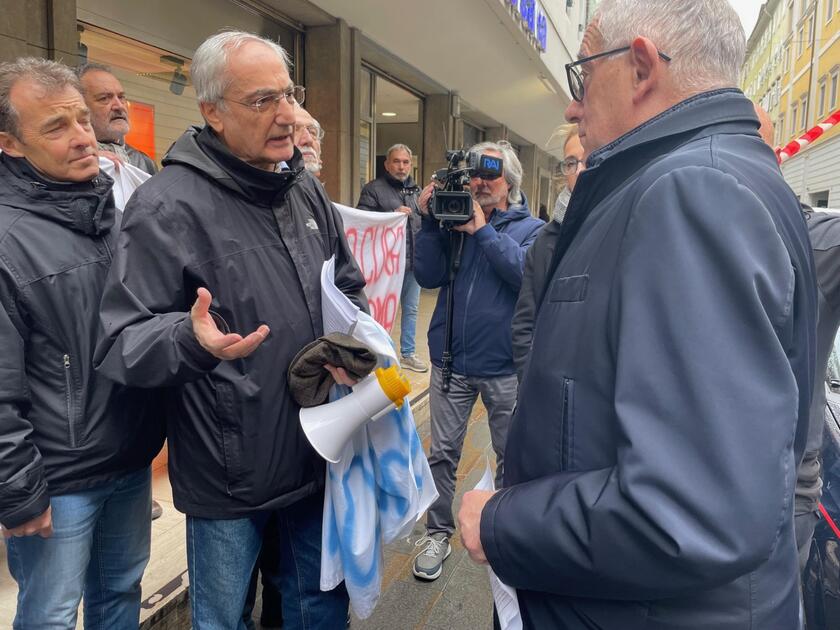 Sit in per le vittime amianto, Graziano incontra manifestanti