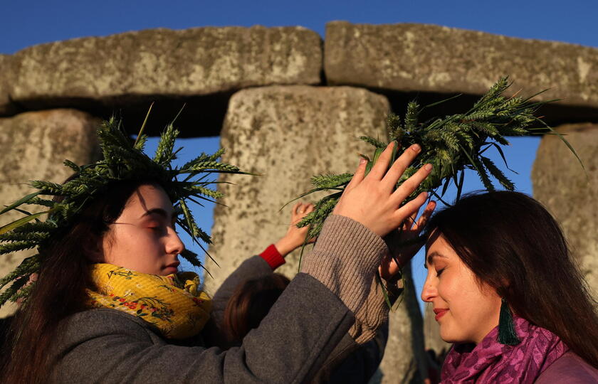 In 15mila festeggiano il solstizio d'estate a Stonehenge