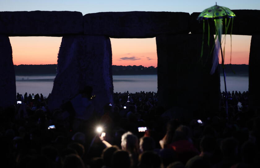 In 15mila festeggiano il solstizio d'estate a Stonehenge