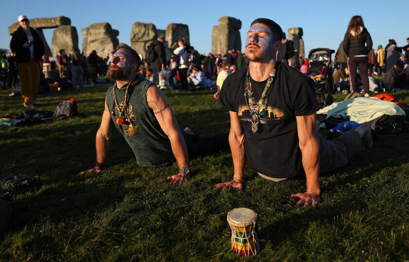 In 15mila festeggiano il solstizio d'estate a Stonehenge