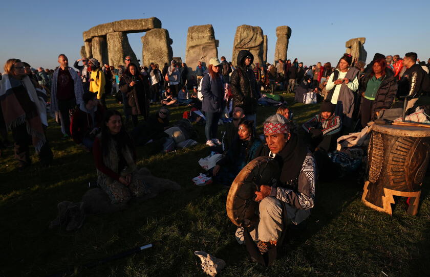 In 15mila festeggiano il solstizio d'estate a Stonehenge