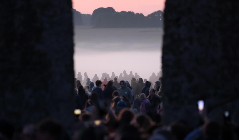 In 15mila festeggiano il solstizio d'estate a Stonehenge