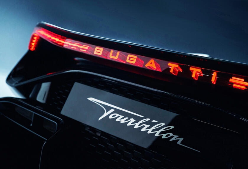 Nuova hypercar ibrida Bugatti Tourbillon