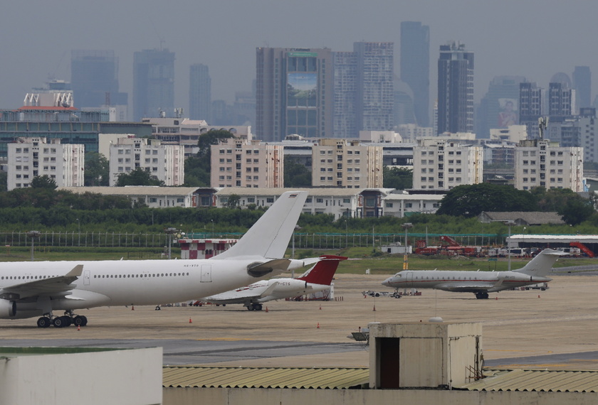 Plane carrying WikiLeaks founder Julian Assange stops over in Bangkok to refuel