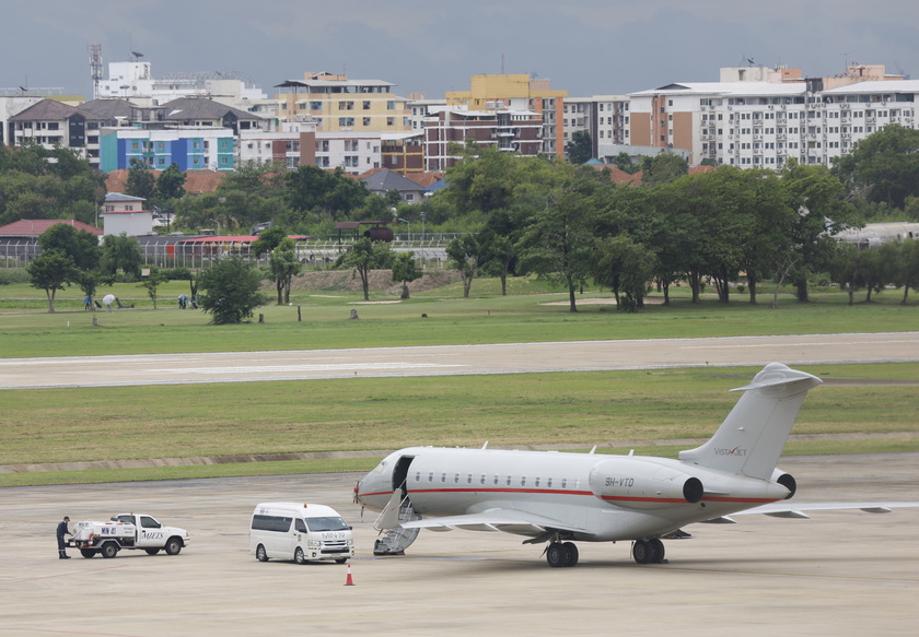 Plane carrying WikiLeaks founder Julian Assange stops over in Bangkok to refuel