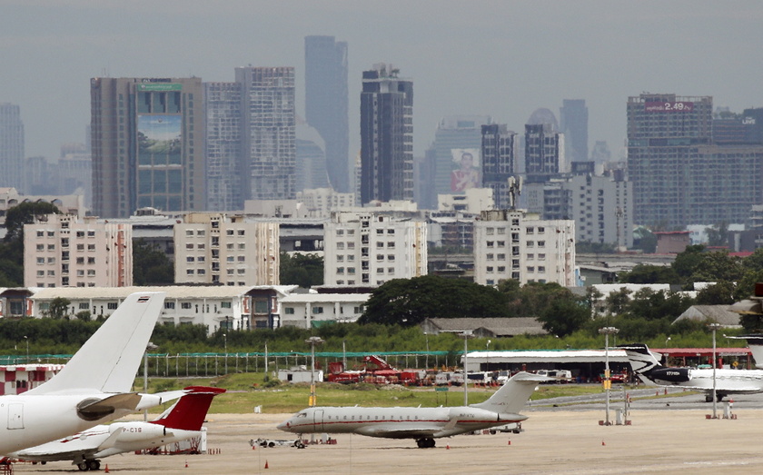 Plane carrying WikiLeaks founder Julian Assange stops over in Bangkok to refuel