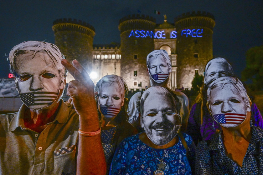FreeAssangeNapoli network celebrate in Naples Assange's return to Australia