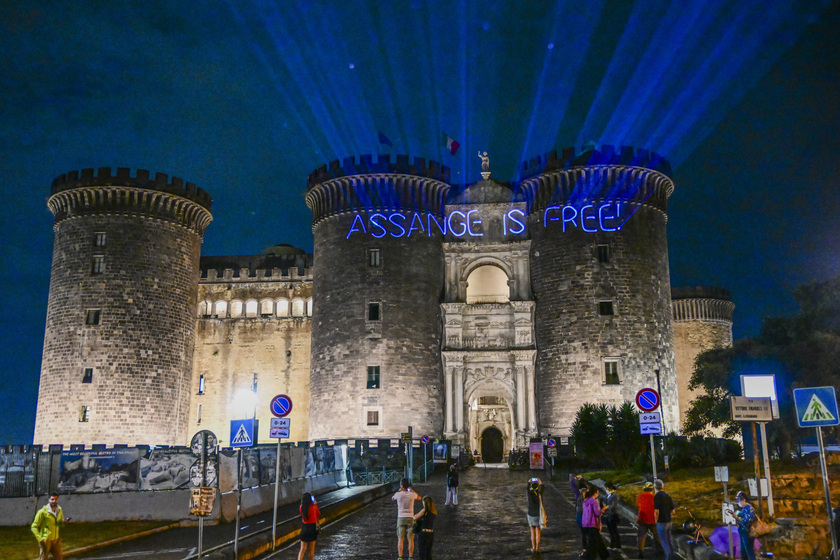 Assange libero, scritta con laser su Maschio Angioino a Napoli