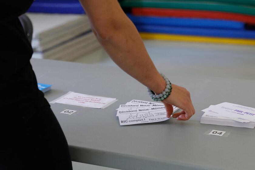 Aperti i seggi in Francia per il primo turno delle legislative