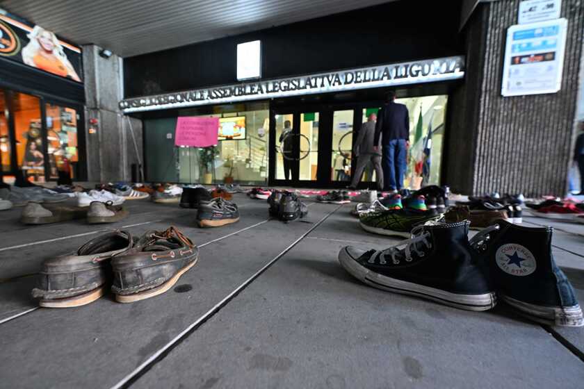 Scarpe a terra contro corruzione davanti Consiglio Liguria