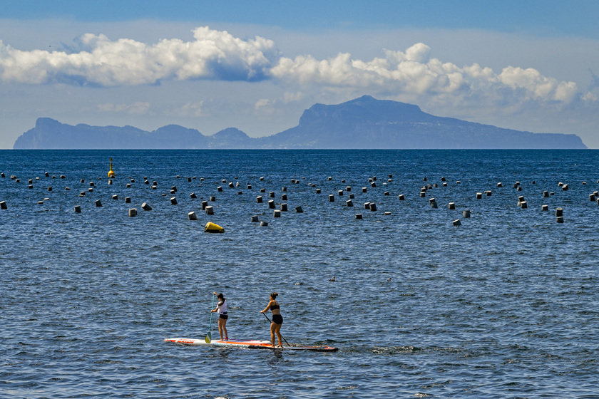 Turismo a Napoli anche con 'stand up paddle'