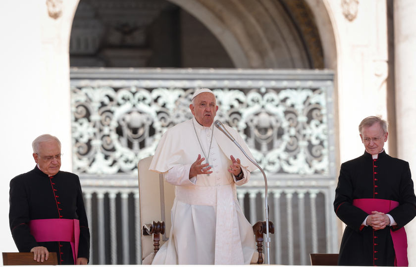 Il Papa,preghiamo per la pace, mondo non soffra tanto per guerre