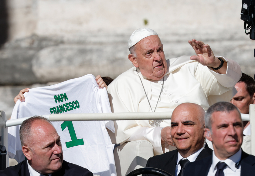 Il Papa,preghiamo per la pace, mondo non soffra tanto per guerre