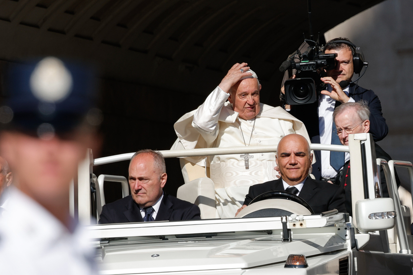 Il Papa,preghiamo per la pace, mondo non soffra tanto per guerre