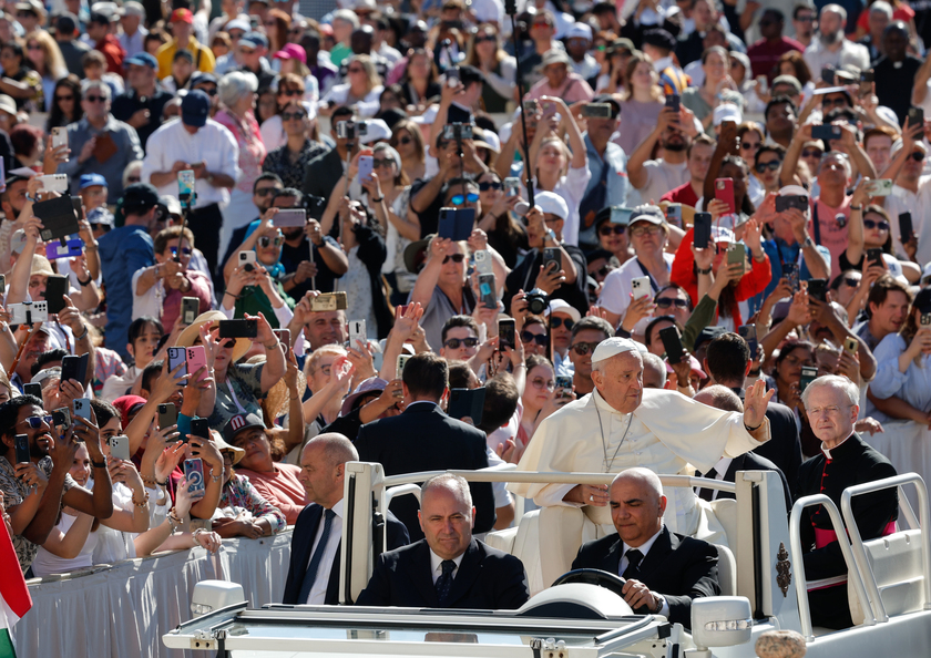 Il Papa,preghiamo per la pace, mondo non soffra tanto per guerre