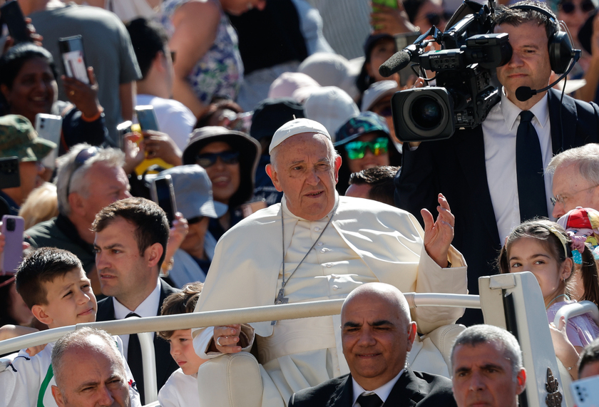 Il Papa,preghiamo per la pace, mondo non soffra tanto per guerre