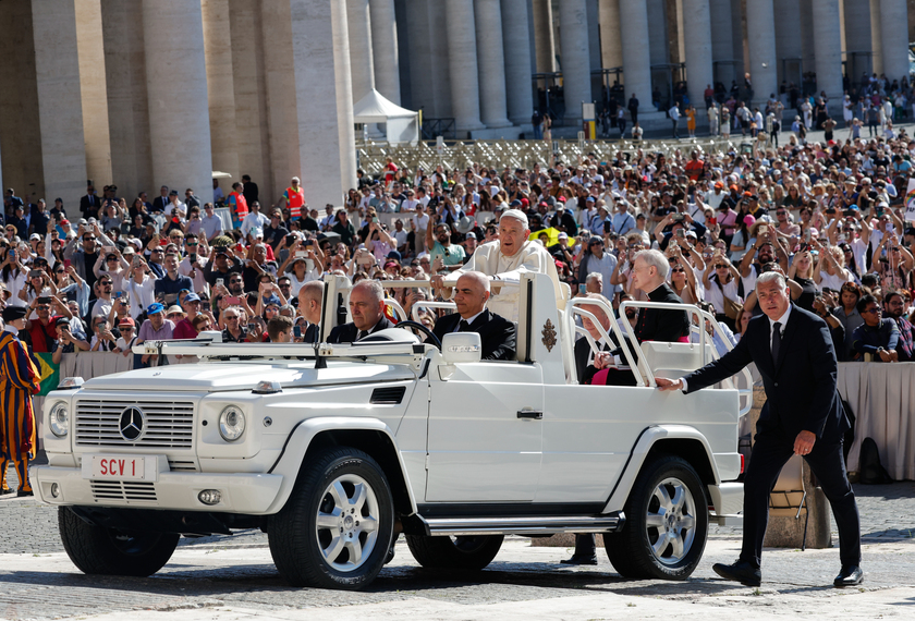 Il Papa,preghiamo per la pace, mondo non soffra tanto per guerre