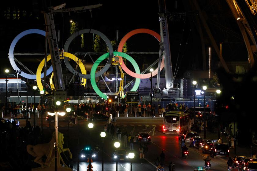 Olimpiadi, svelati gli anelli olimpici sulla Torre Eiffel