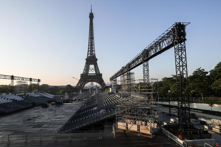 Olimpiadi, svelati gli anelli olimpici sulla Torre Eiffel
