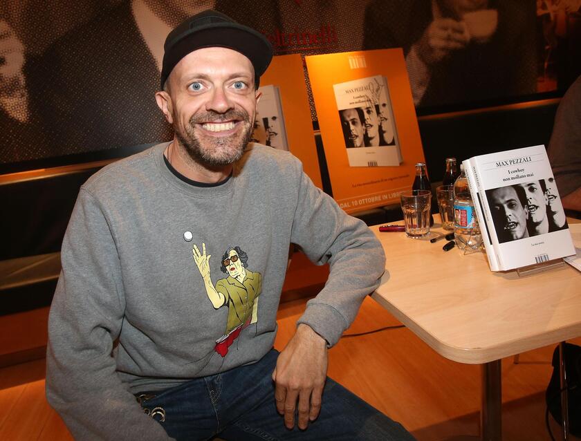 Max Pezzali presenta suo libro 'I cowboy non mollano mai'