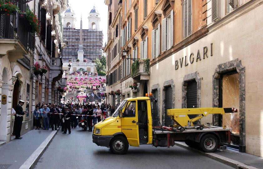 Un precedente: nel 2006 a Roma un carro attrezzi usato da due ladri per sfondare la vetrina Bulgari