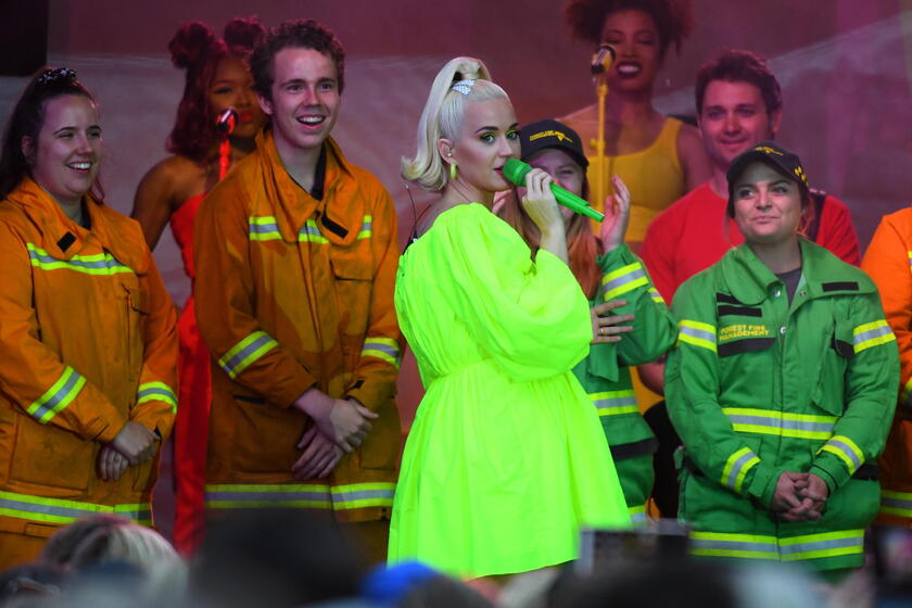 US pop star Katy Perry puts on free show for bushfire-affected Victoria's Alpine region