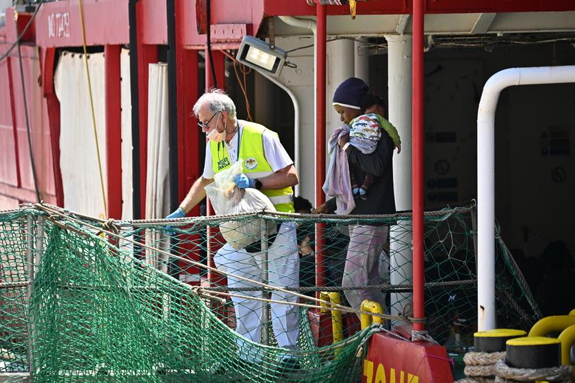 Arrivata a Genova la Sea Eye 4 con 174 migranti salvati in mare