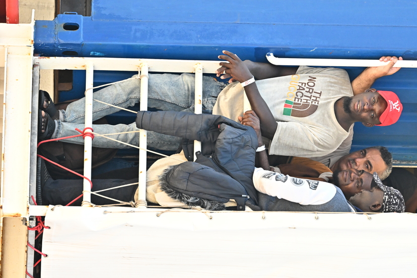 Arrivata a Genova la Sea Eye 4 con 174 migranti salvati in mare