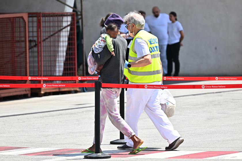 Arrivata a Genova la Sea Eye 4 con 174 migranti salvati in mare