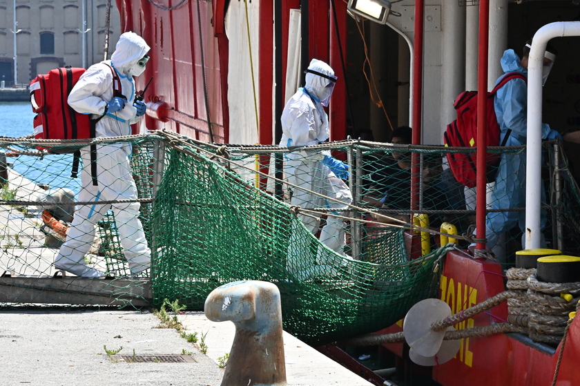 Arrivata a Genova la Sea Eye 4 con 174 migranti salvati in mare